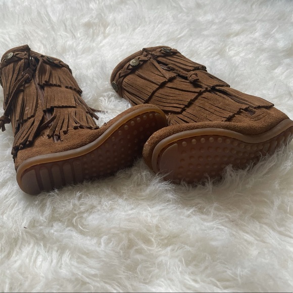 minetonka || Suede Fringe Kids Boots - Picture 9 of 11